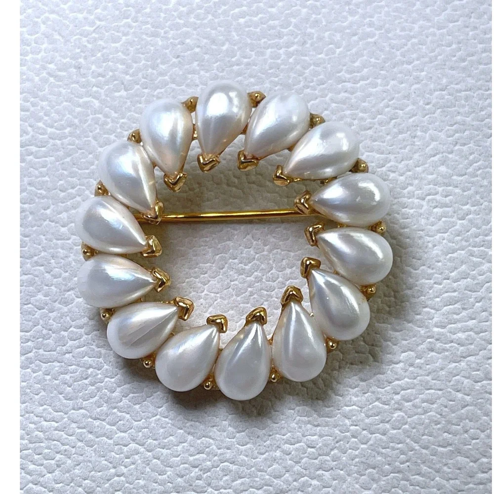 Vintage Crown Trifari Faux Pearl Teardrop Wreath Brooch Gold Tone 1.5